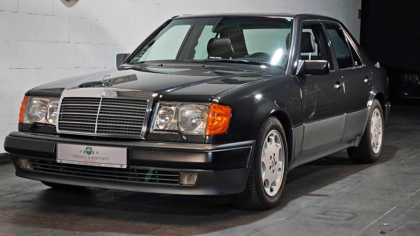 Mercedes-Benz 500E / blau-schwarz SCHECKHEFT!